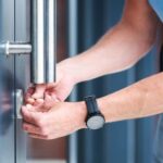 תיקון דלתות בקריות - כיוון דלת פלדה והחלפת צילינדר על ידי מורה למנעולנות