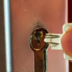 תיקון דלתות ביקנעם - כיוון דלת פלדלת והחלפת צילינדר על ידי מורה למנעולנות.